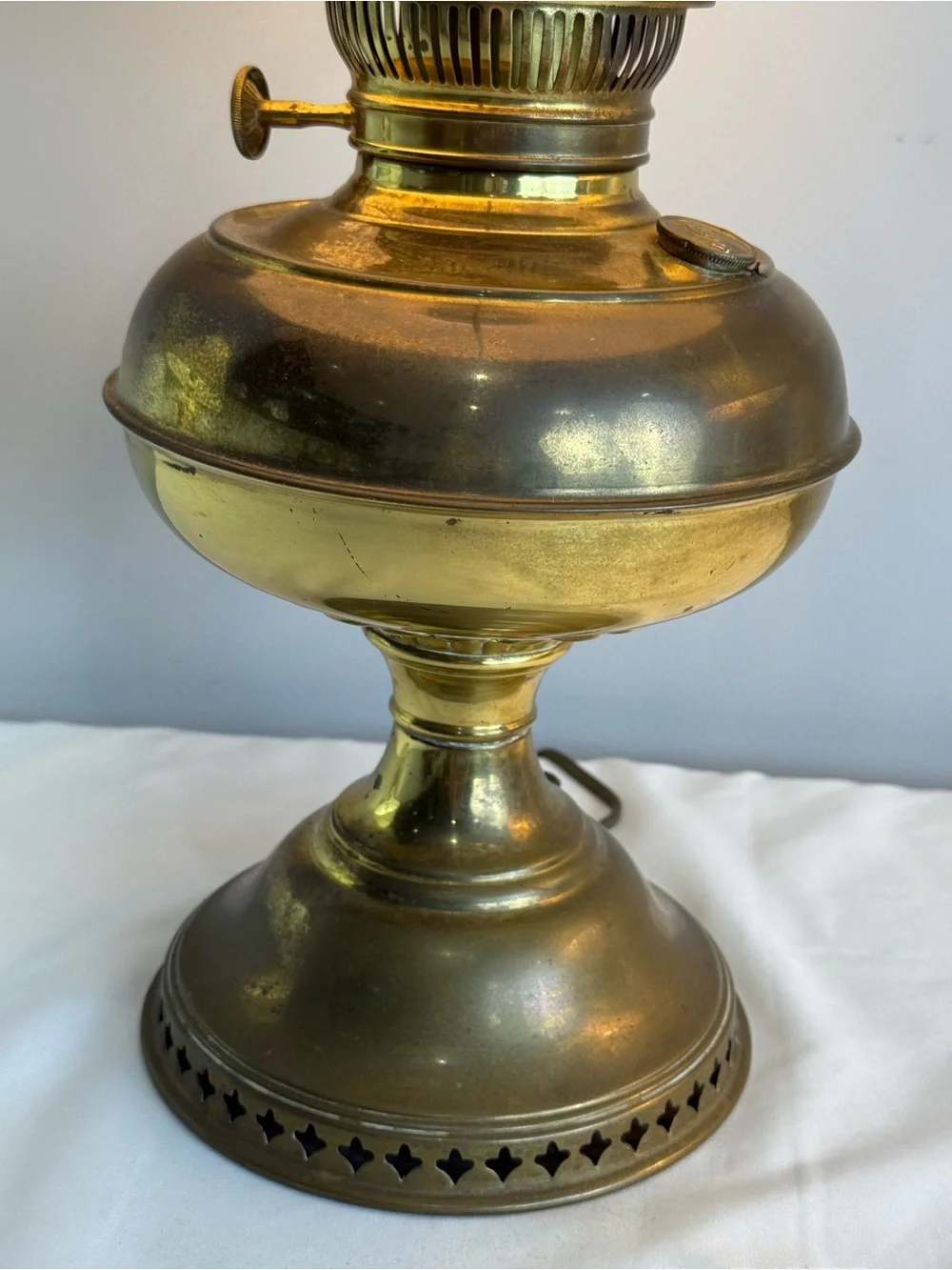 Rayo Vintage Brass Electrified Lamp With Leaves Print Pattern On Globe 19”x11”